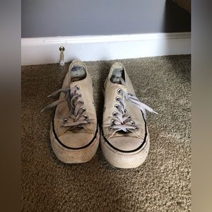 2 pairsBeat up damaged white & black converse. Crust shoes  red & white